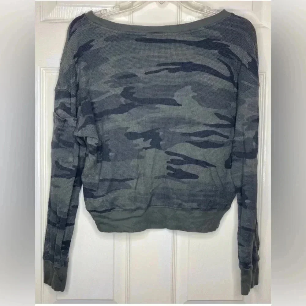 Woman SPLENDID olive Green Camouflage Thermal Pullover Cropped Sweatshirt Small - Picture 3 of 4